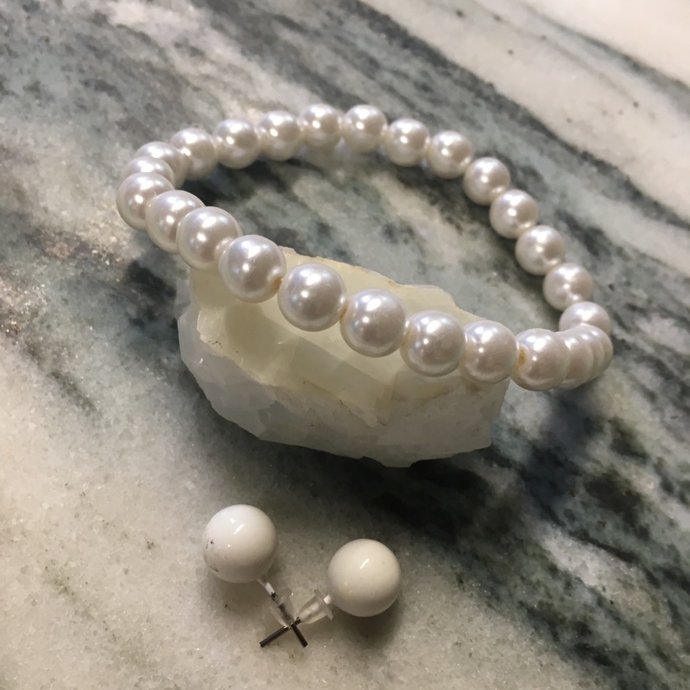 Offer? Jewelry bundle faux Pearl stretch bracelet white glossy ball earrings